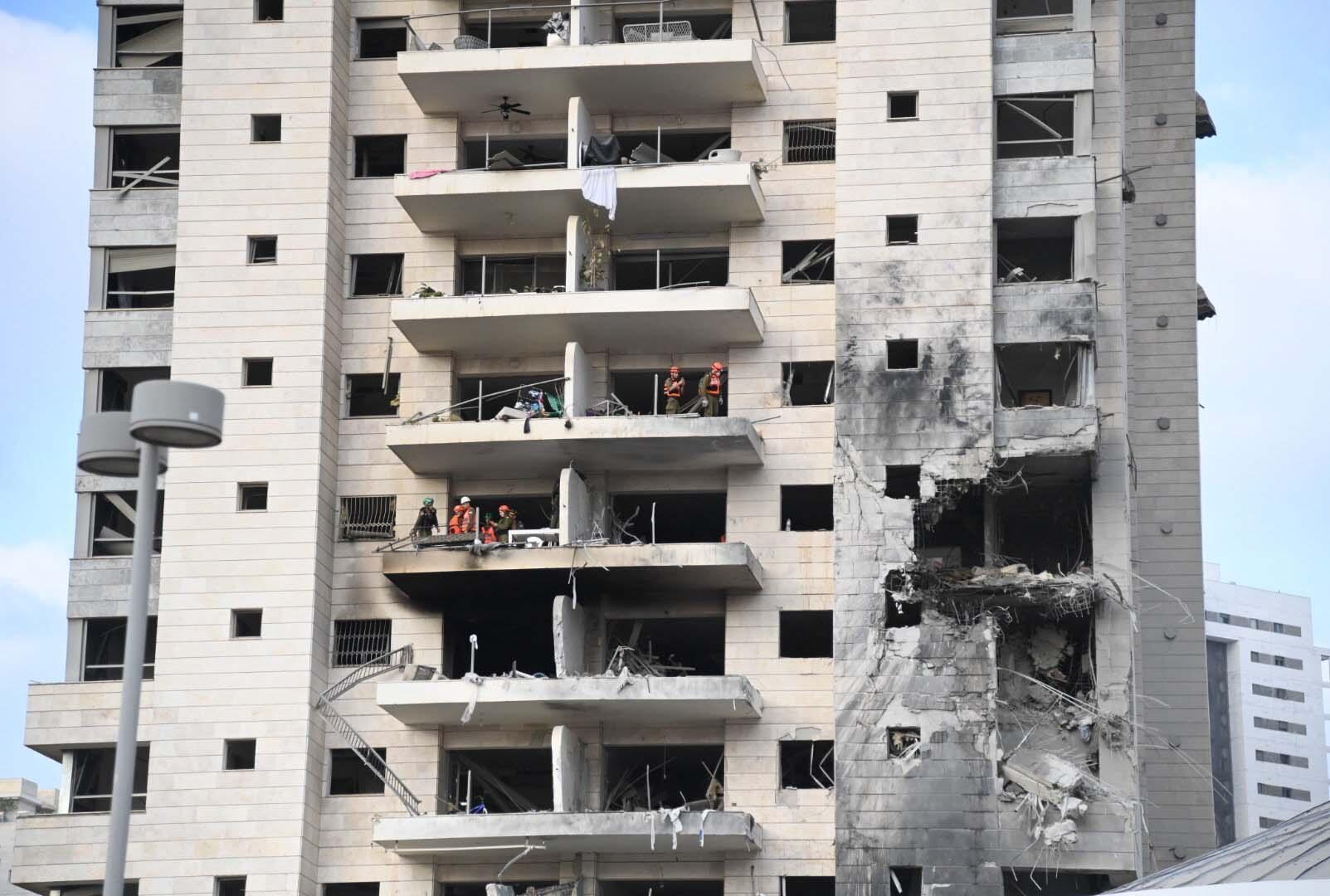 בניין בפתח-תקווה נפגע מטיל, שגרם להרס של שתי קומות