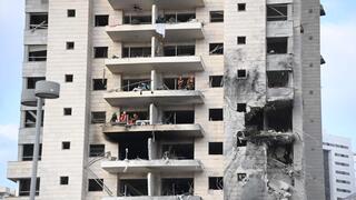 בניין בפתח-תקווה נפגע מטיל, שגרם להרס של שתי קומות