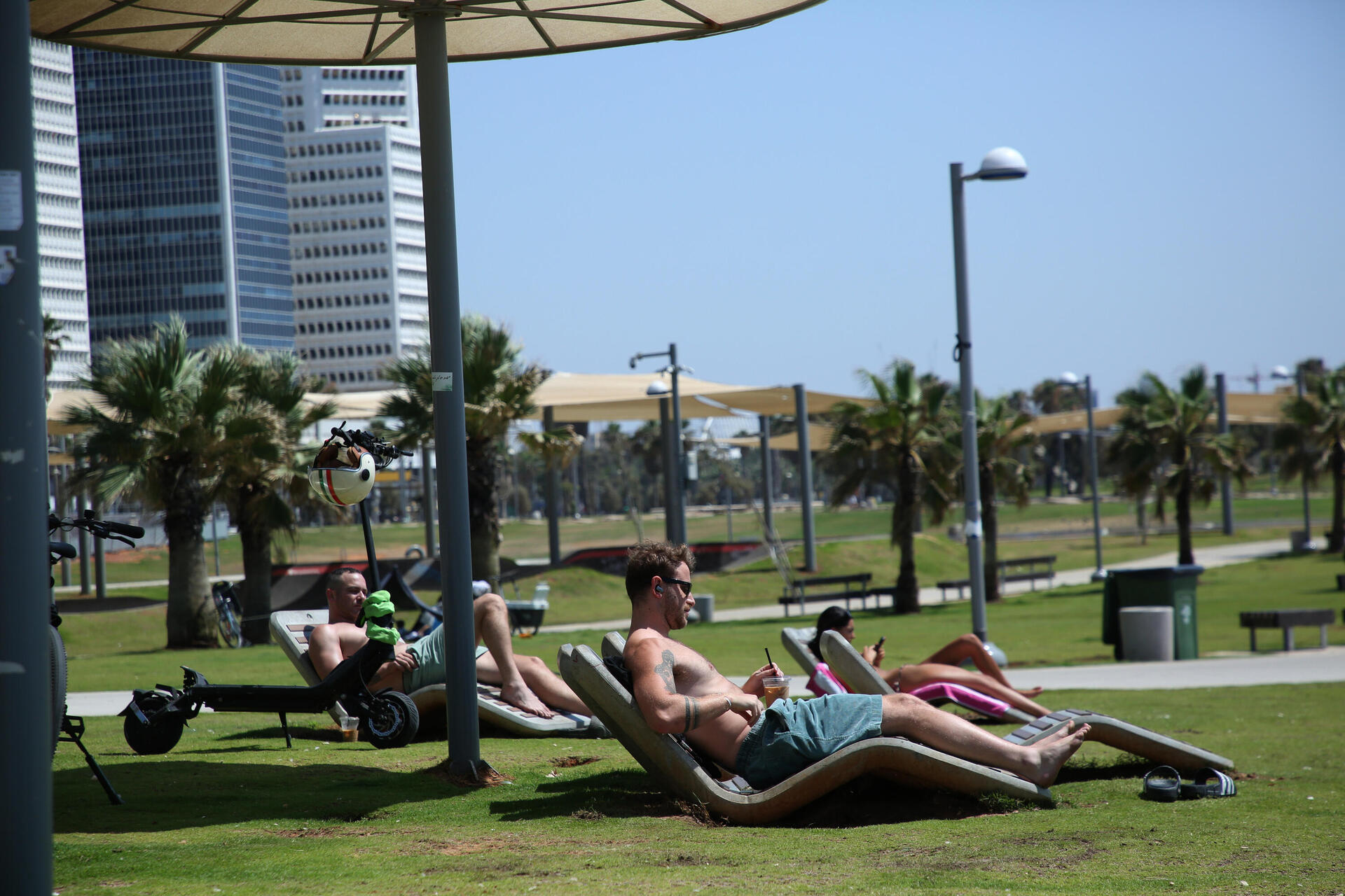 תל-אביב מנסה לחזור לשגרה 