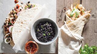 טורטייה עם עוף טחון, צ'וריסוס ותוספות