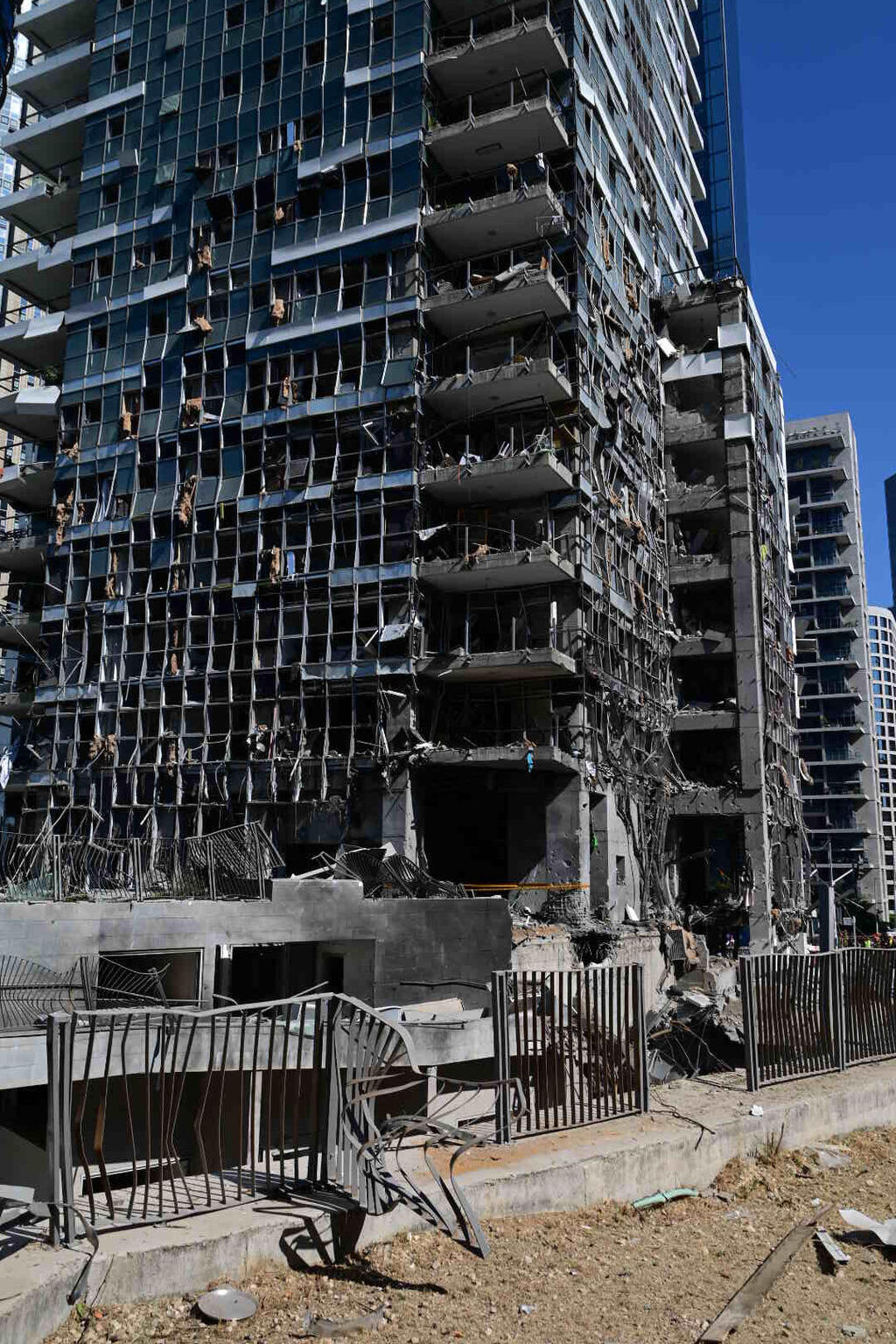Aftermath of Iranian missile strike in Ramat Gan (Photo: Yuval Chen) זירת הפגיעה ברמת גן