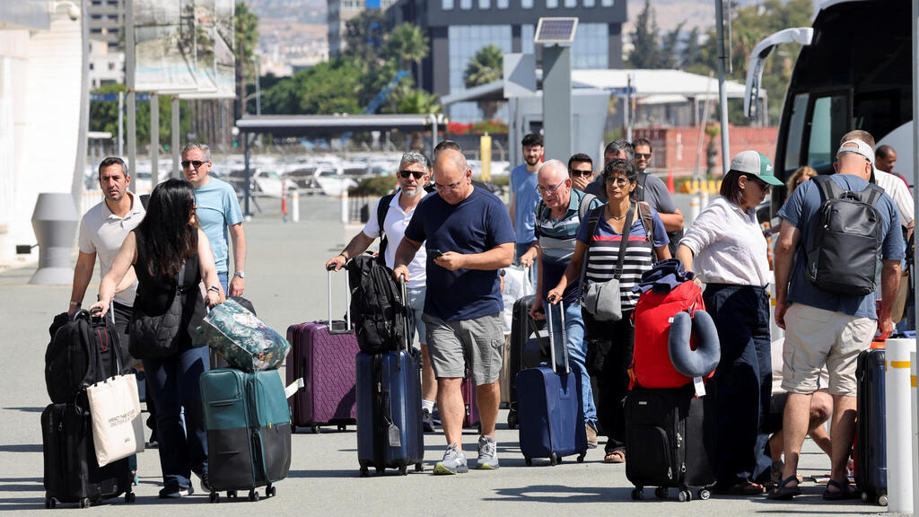 Israelis wait to board a ship to take them to Israel in Limasol (Photo: Yiannis Kourtoglou / Reuters) נוסים קפריסין מחכים לעשות לספינה