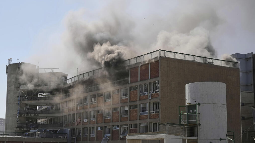 Soroka Medical Center in Be'er Sheva hit by a missile from Iran (Photo: Leo Correa / AP) זירת הנפילה בבאר שבע