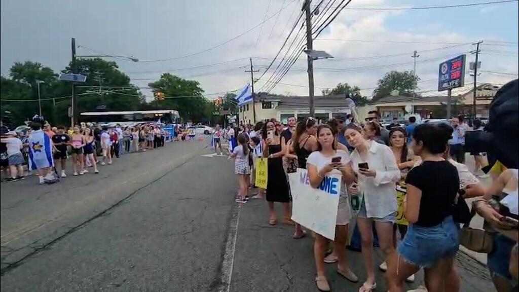 Hundreds of residents lined the streets waving Israeli flags and yellow ribbons, cheering as he arrived home עידן אלכסנדר חזר לביתו בניו ג'רזי
