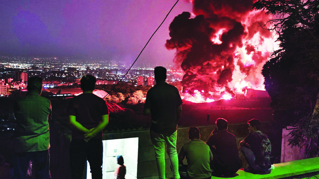 "אנחנו לא עם אצבע קלה על ההדק". עשן מיתמר מעל טהרן, השבוע