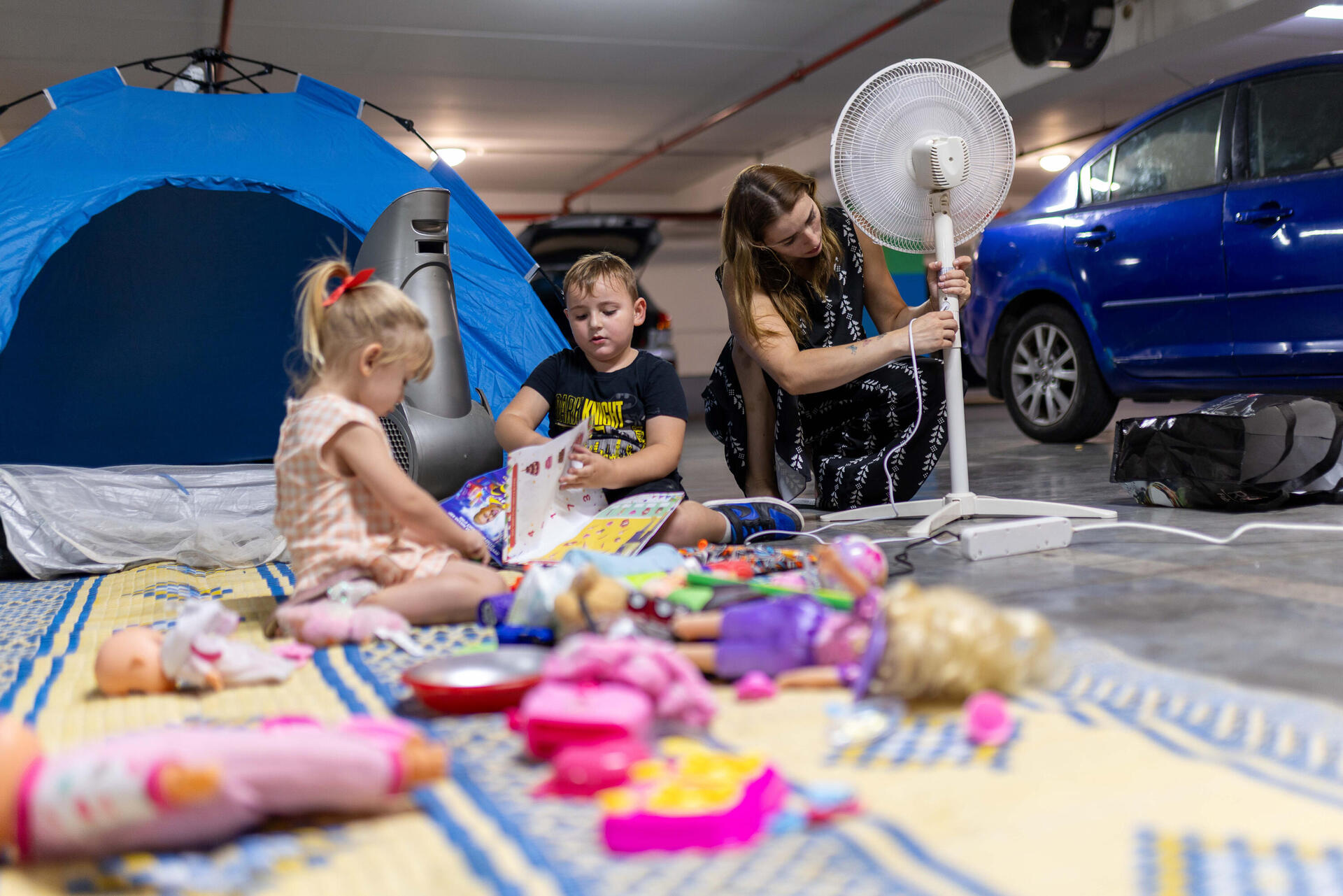 מתארגנים לשינה בחניון העירוני, ראשון-לציון  