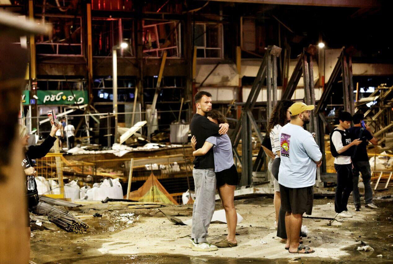 נזק כבד מפגיעת טיל בתל-אביב 