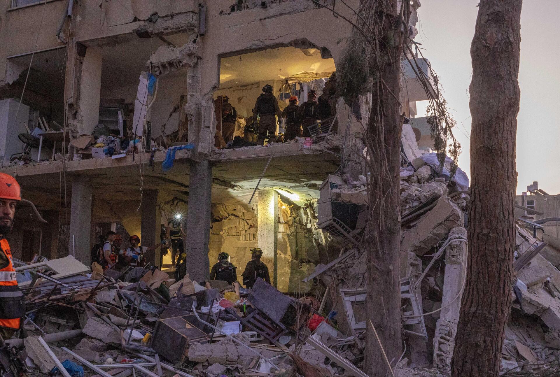 כוחות ההצלה בבניין שנפגע ברחובות 