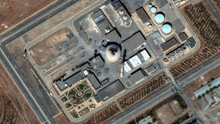 צילומי לוויין לפני ואחרי של הנזק ל מתקן הגרעין גרעין ב אראכ בתקיפה של חיל האוויר ב 19 ביוני ב מבצע עם כלביא של ישראל נגד איראן