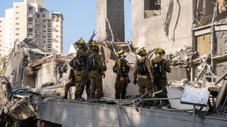  כוחות פיקוד העורף בזירת הנפילה בחולון