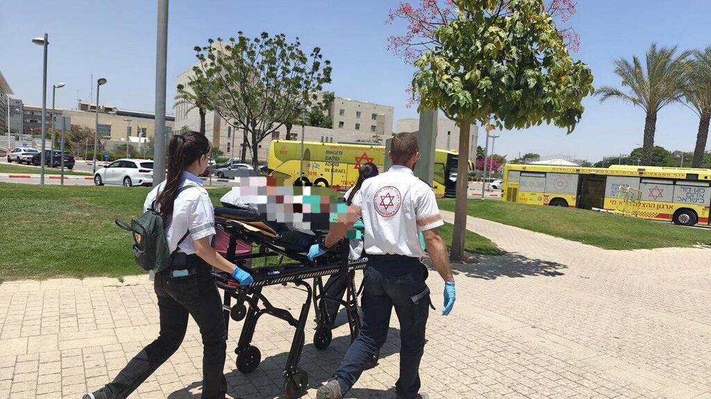 Evacuating patients from Soroka Hospital after missile strike (Photo: Spokesman, Magen David Adom) פינוי חולים מבית החולים סורוקה