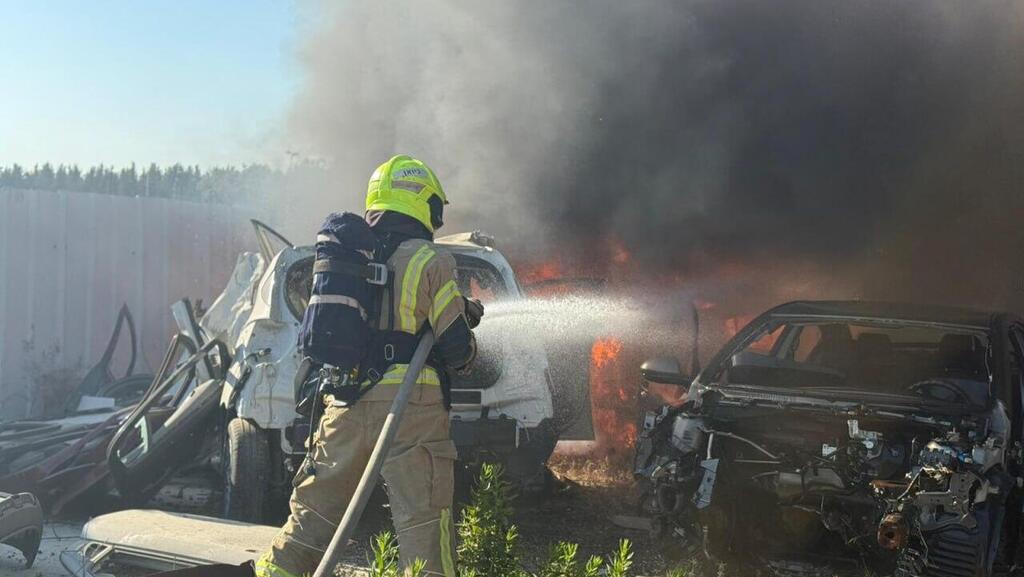 שריפה פרצה במגרש גרוטאות רכבים בעקבות שיגור לטמרה