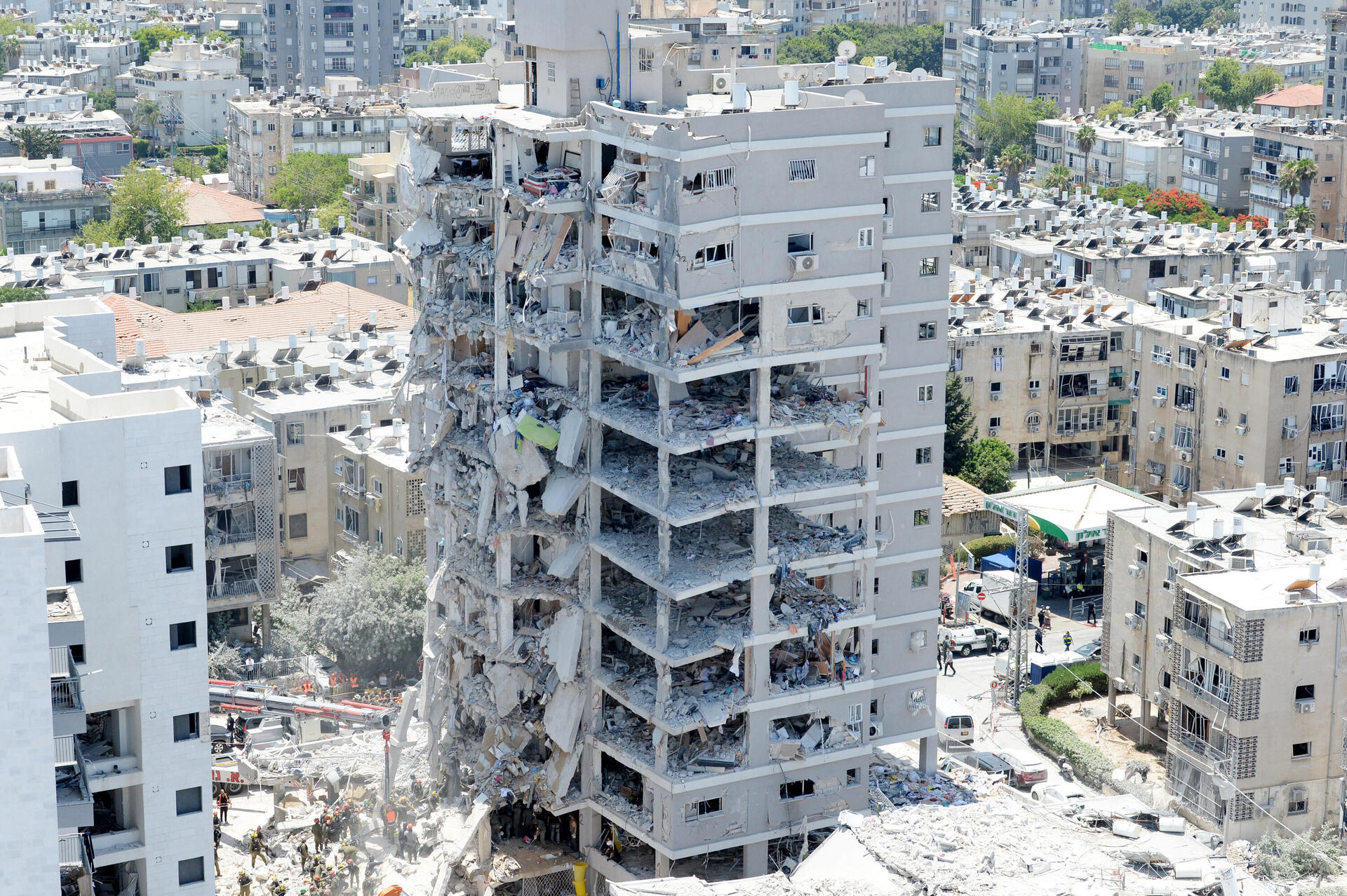 הרוגים בפגיעה ישירה בבניין בבת-ים 