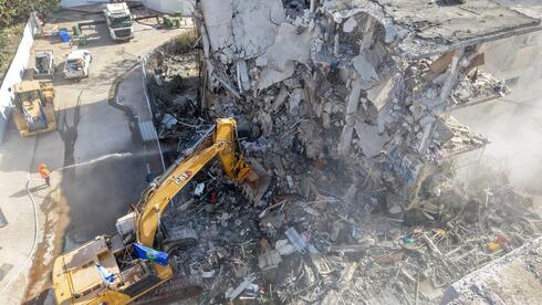 הריסת בניינים ב רמת גן שנפגעו מטיל מ איראן 
