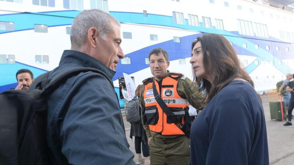 Transportation Minister Miri Regev (right) at the Port of Ashdod (Photo: Transportation Ministry) נוסעים שחזרו בספינה באשדוד
