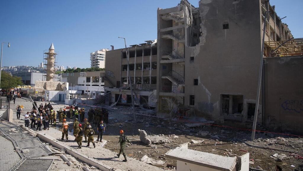 כוחות פיקוד העורף בזירת הנפילה בחיפה