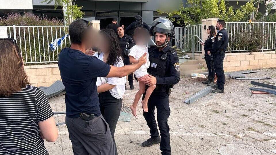 שוטר ממשטרת באר שבע עוזר לפצועים בבאר שבע