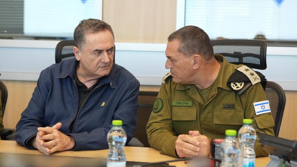 Исраэль Кац и Эяль Замир (Фото: Эльад Малка, министерство обороны) שר הביטחון ישראל כ"ץ והרמטכ"ל אייל זמיר בהערכת מצב