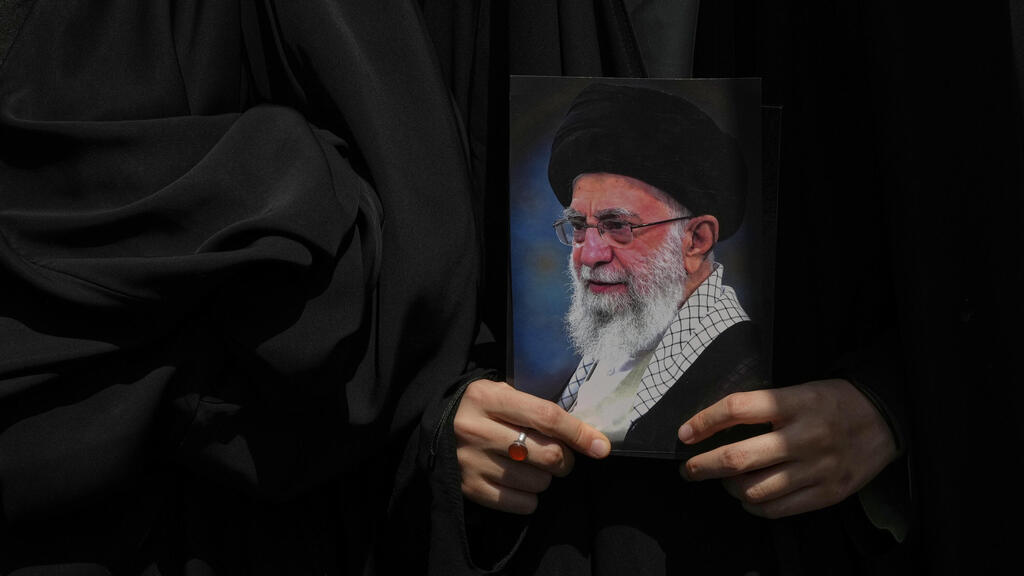 Pro-regime rally in Iran (Photo: AP Photo/Vahid Salemi) הפגנת תמיכה במשטר בטהרן