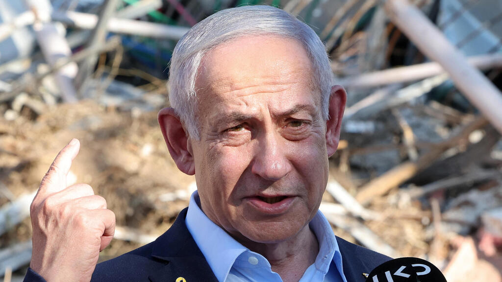 ראש הממשלה בנימין נתניהו בזירת הנפילה ברחובות