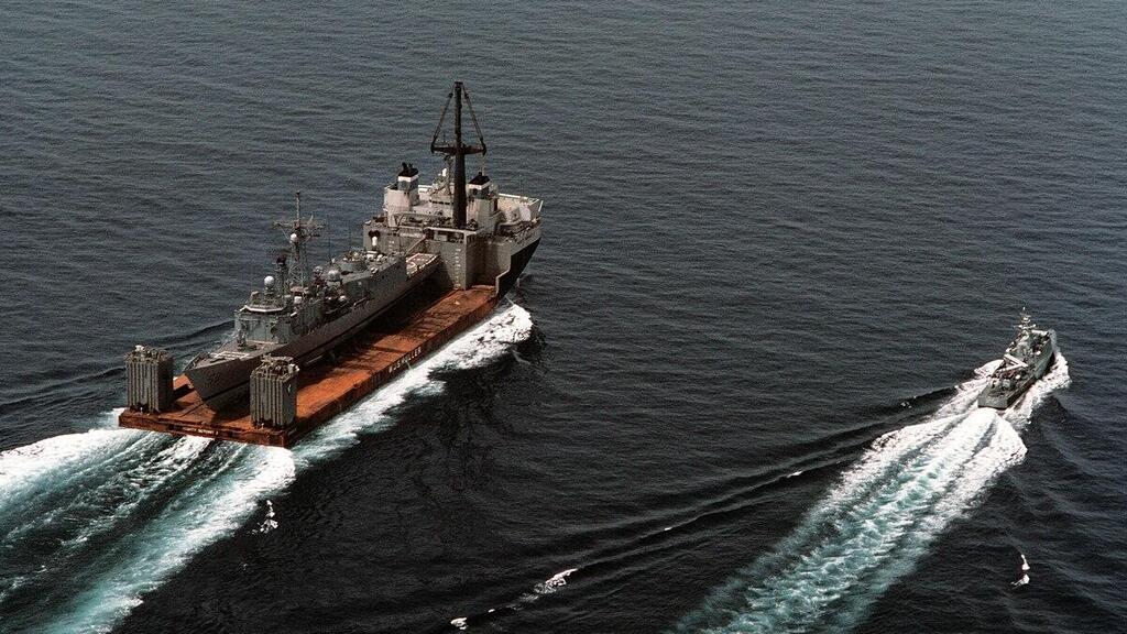 המשחתת האמריקנית USS SAMUEL B. ROBERTS נגררת במצר הורמוז אחרי שנפגעה ממוקש ימי איראני בתקרית ב-1988