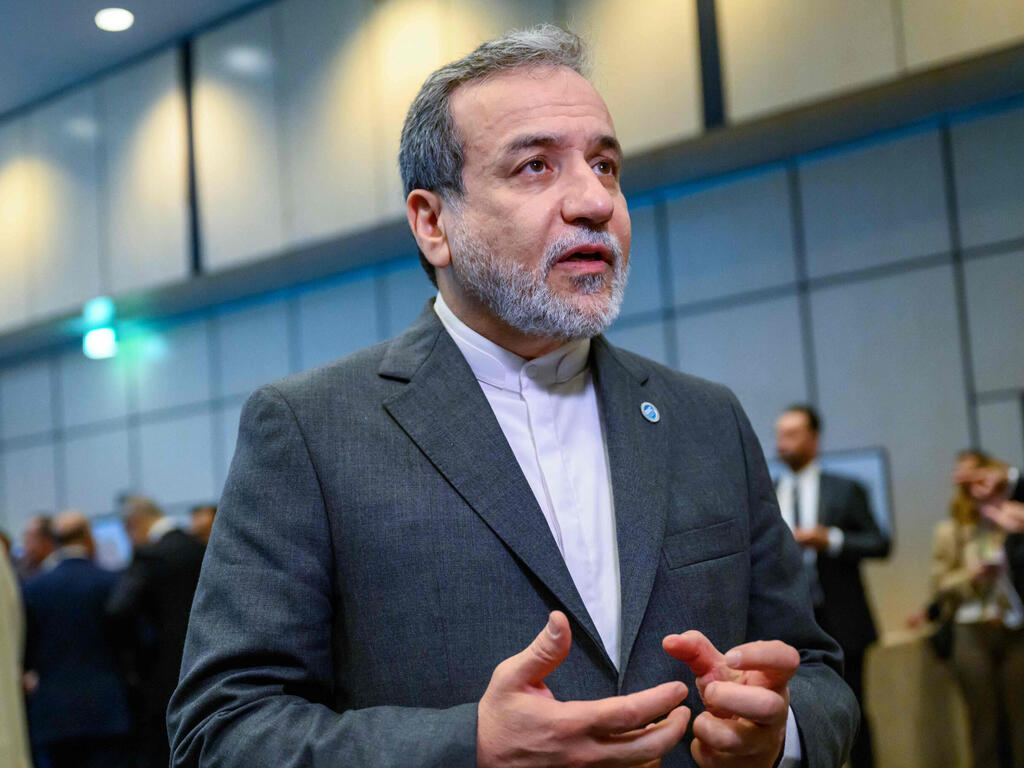 עבאס עראקצ'י שר החוץ של איראן בכינוס באיסטנבול של הארגון לשיתוף פעולה איסלאמי