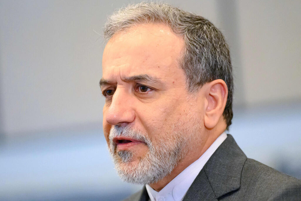 עבאס עראקצ'י שר החוץ של איראן בכינוס באיסטנבול של הארגון לשיתוף פעולה איסלאמי