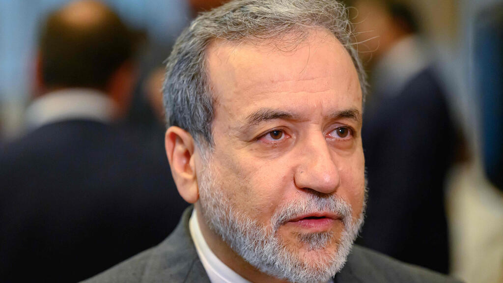 עבאס עראקצ'י שר החוץ של איראן בכינוס באיסטנבול של הארגון לשיתוף פעולה איסלאמי