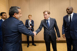 Britain's Foreign Secretary David Lammy (R) and Germany's Foreign Minister Johann Wadephul (2nd R) greeting Iran's Foreign Minister Abbas Araghchi 