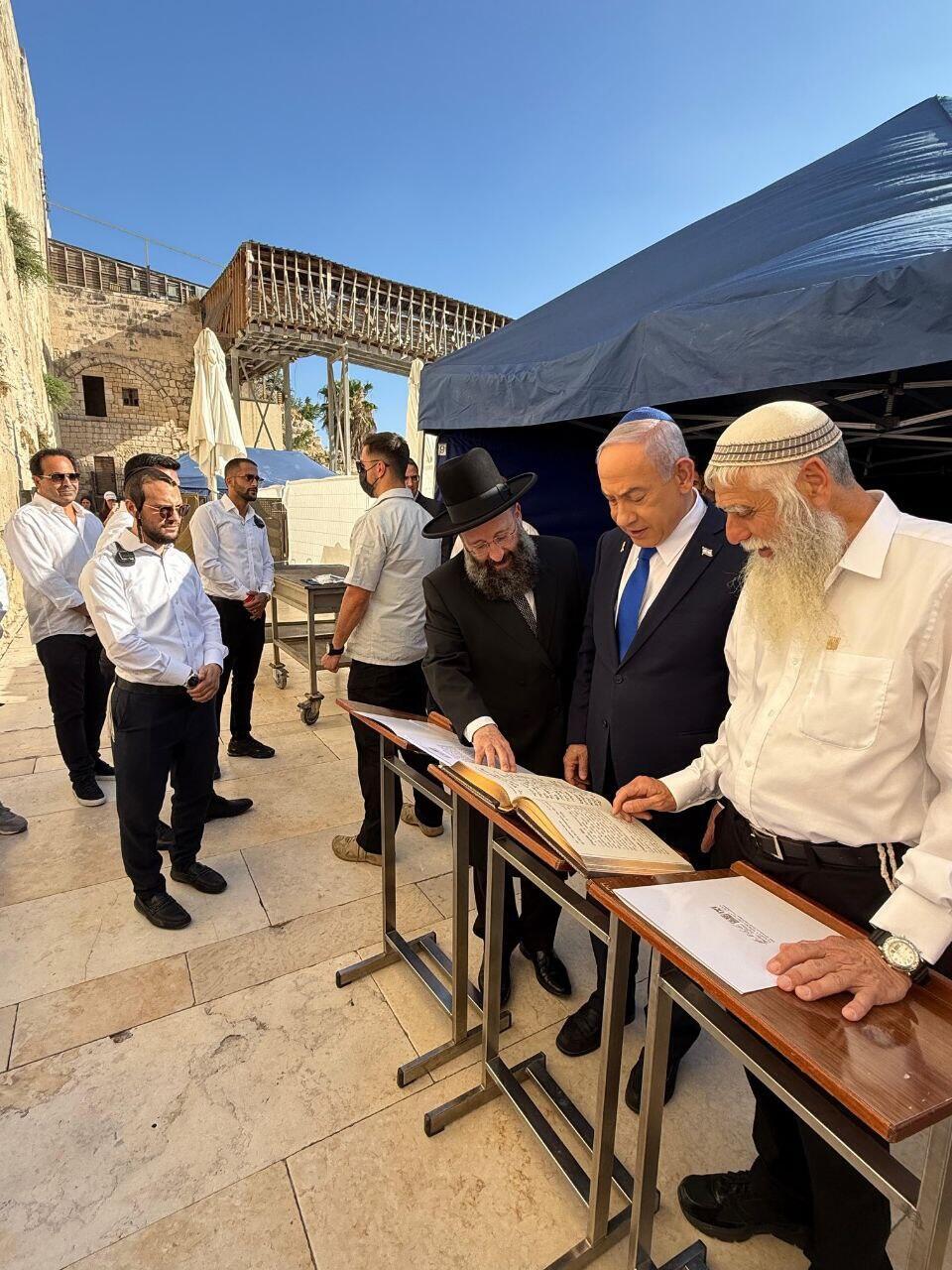 Prime Minister Benjamin Netanyahu prays with Western Wall rabbi for success in ongoing war with Iran ראש הממשלה עם רב הכותל בתפילה להצלחת המשך המלחמה באיראן