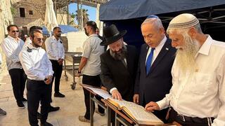 ראש הממשלה עם רב הכותל בתפילה להצלחת המשך המלחמה באיראן