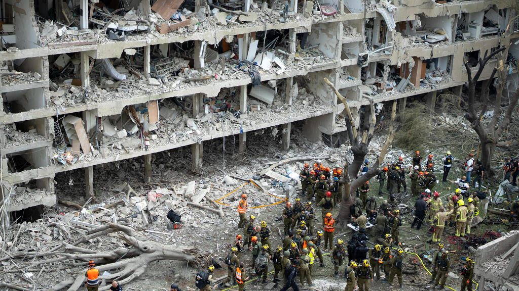 The scene of the impact in Tel Aviv during the Iran war (Photo: Erik Marmor/Getty Images) זירת הפגיעה בתל אביב