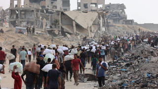 עזתים נושאים סיוע הומניטרי בג'באליה