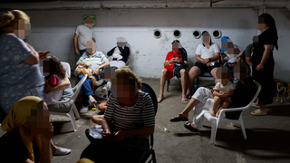 תופסים מחסה במקלט בעת אזעקה