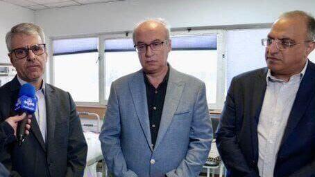 ד"ר הומיון שמח (במרכז התמונה) בבית חולים בטהרן