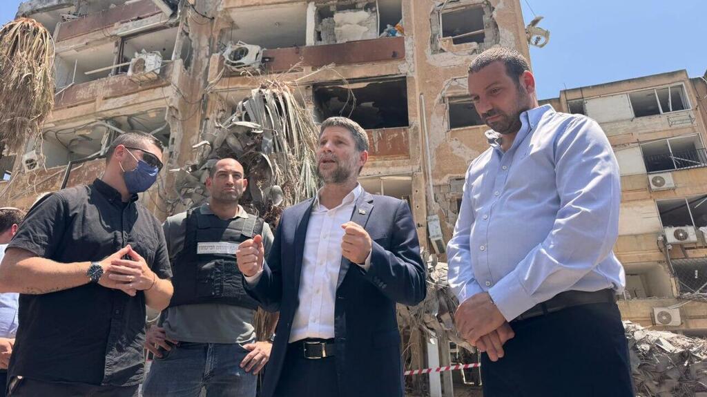 Finance Minister Bezalel Smotrich visits residential areas destroyed by Iranian missiles שר האוצר בצלאל סמוטריץ’ בזירות הפגיעה בסורוקה ובחולון