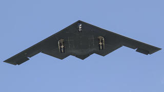  מטוס עם פצצת B-2 חוזר לבסיס לאחר התקיפה באיראן