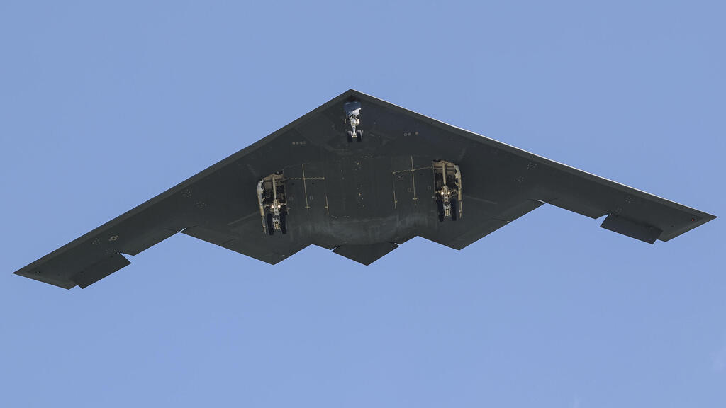  מטוס עם פצצת B-2 חוזר לבסיס לאחר התקיפה באיראן