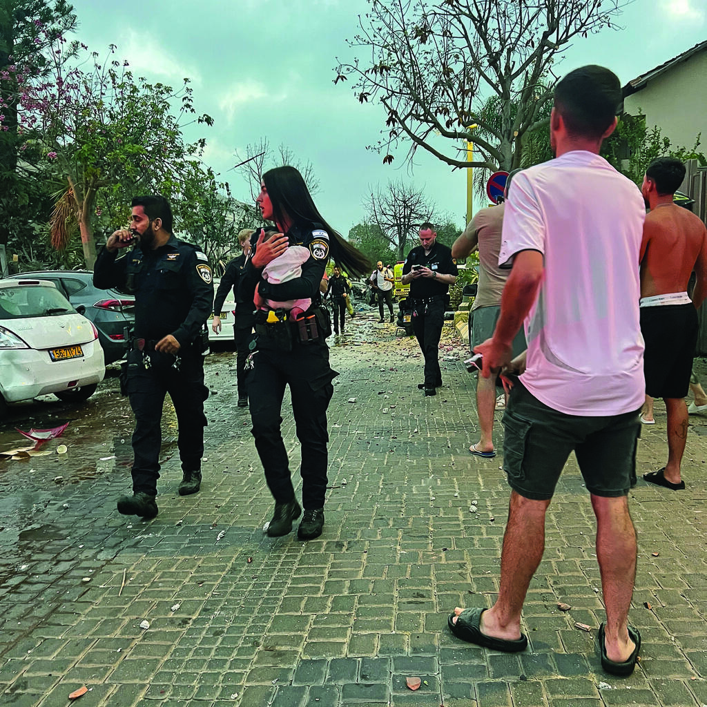 "בכלל לא ידעתי שצולמתי". אביב סרנגה ואיילה בזרועותיה