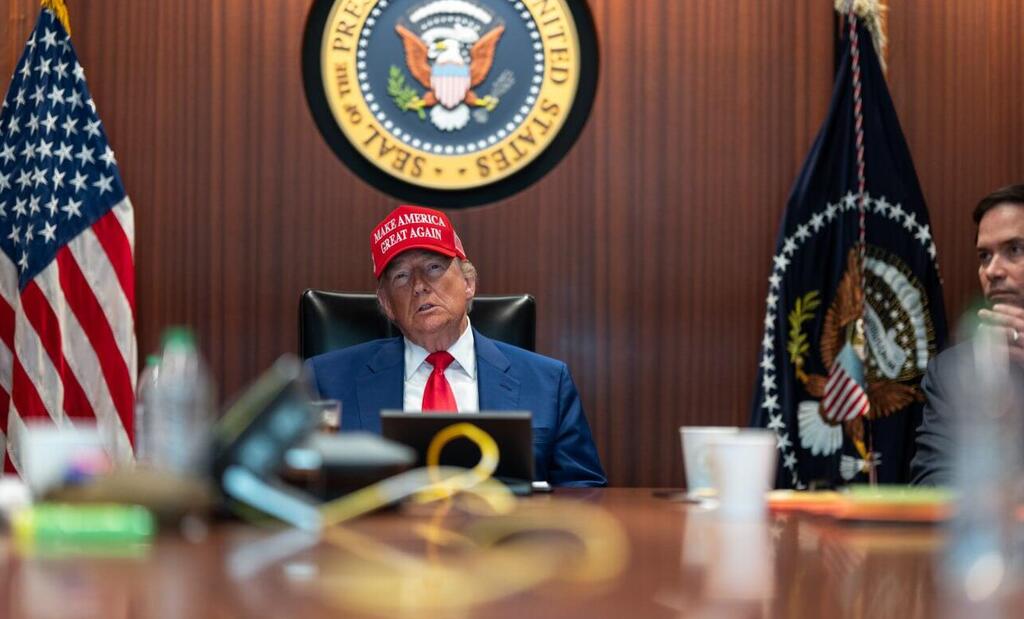Trump monitors the US Air Forces' attack on the Iran nuclear sites from the WHite House situation room (Photo: The White House ) הקבינט האמריקני בבית הלבן בזמן תקיפת מתקני הגרעין האיראני