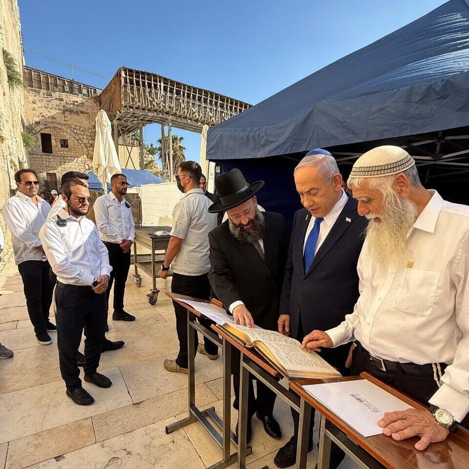 ראש הממשלה נתניהו נושא תפילה בכותל המערבי