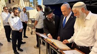 ראש הממשלה נתניהו נושא תפילה בכותל המערבי