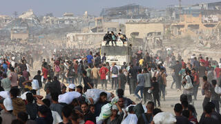 עזתים נושאים סיוע הומניטרי בג'באליה