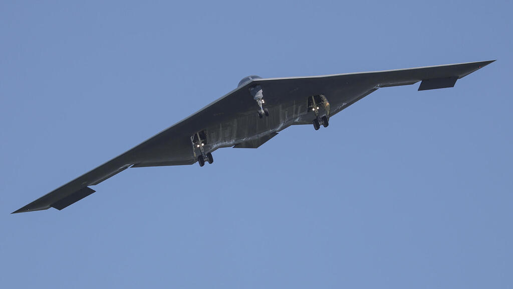  מטוס עם פצצת B-2 חוזר לבסיס לאחר התקיפה באיראן