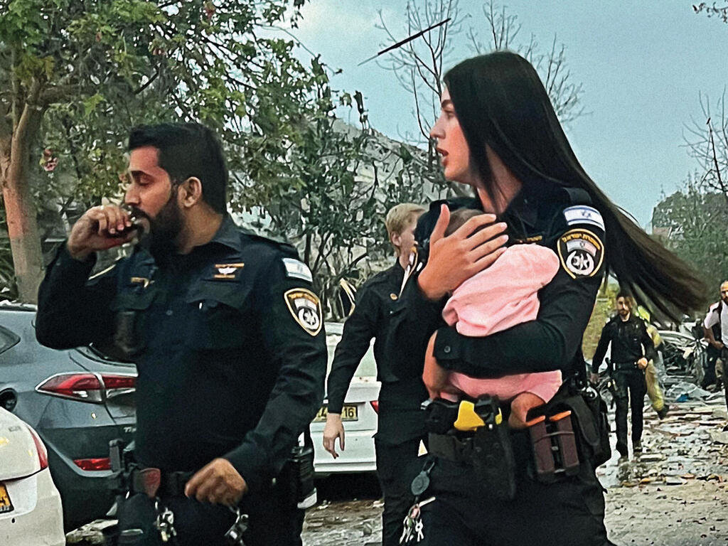 "בכלל לא ידעתי שצולמתי". אביב סרנגה ואיילה בזרועותיה