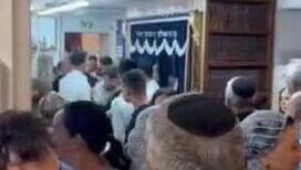 קטטה אלימה במקלט תוך כדי אזעקה  - אדם ריסס גז מדמיע
