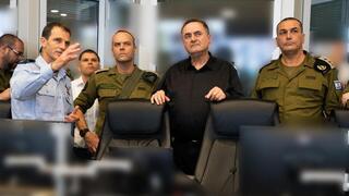 שר הביטחון ישראל כ"ץ ביחד עם הרמטכ"ל אייל זמיר בבור אגף המבצעים בתקיפות חיל האוויר מטרות משטר בטהרן
