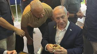 ראש הממשלה בנימין נתניהו ביקר בזירת הנפילה בראשון לציון ובפלאפל שושנה