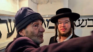 אברהם במקום שבו על פי המסורת קבורים מרדכי ואסתר