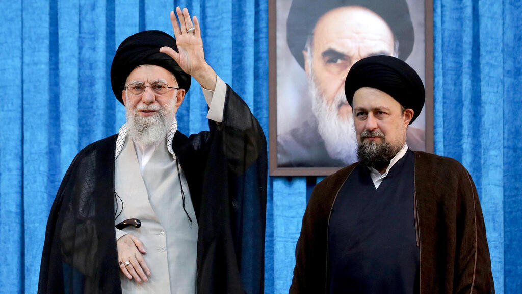 Hassan Khomeini, grandson of Ruhollah Khomeini, alongside Ali Khamenei (Photo: Office of the Iranian Supreme Leader/WANA) חסן חומייני נכדו של אייתוללה חומייני לצד עלי חמינאי מנהיג איראן